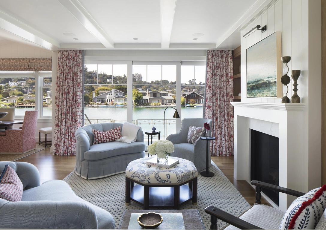 Гостиная. Кресла выполнены на заказ. Ковер, Holland + Sherry. | Источник: Пол Дайер