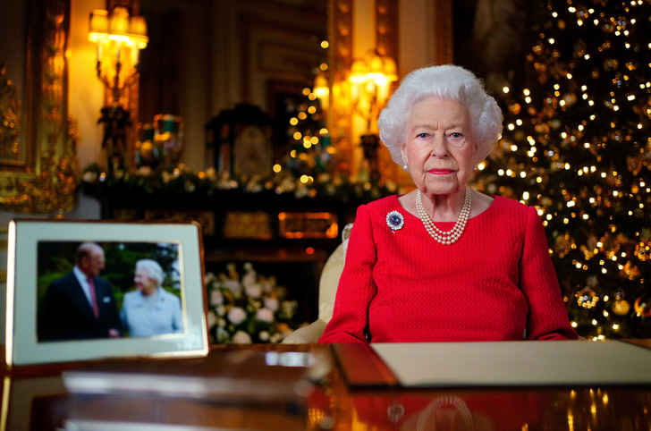 Брошь с медового месяца и семейное фото. Елизавета II впервые празднует Рождество без мужа