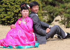 В каких платьях выходят замуж невесты в Северной Корее: 12 реальных фото