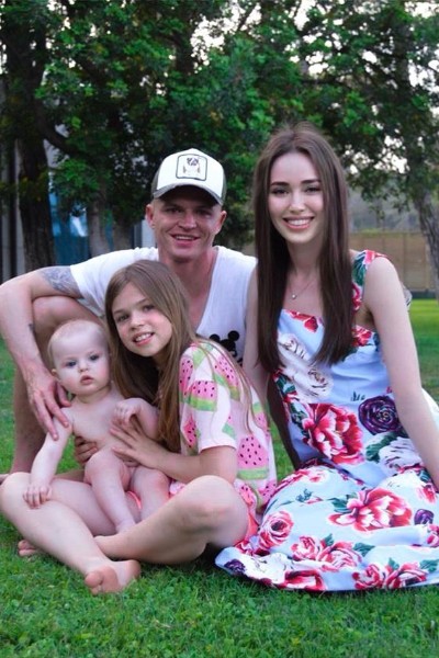 Дмитрий Тарасов провел выходные с женой и дочерьми