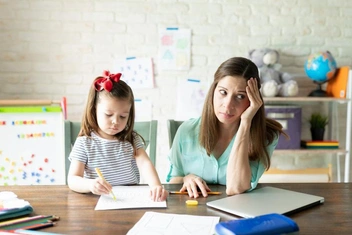 «Моя мама не хочет сидеть с внучкой. Как донести до нее, что я устаю с ребенком?»