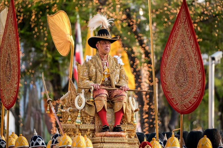 Король Таиланда самоизолировался в немецком отеле с десятками любовниц