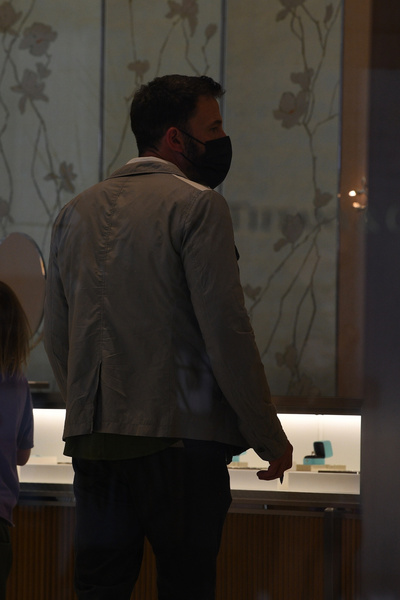 Бена Аффлека заметили в ювелирном во время покупки кольца для Джей Ло – фото