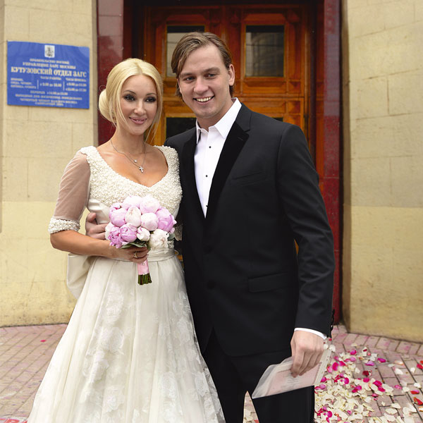 Телеведущая и хоккеист поженились 8 июня 2013 года в Кутузовском загсе Москвы