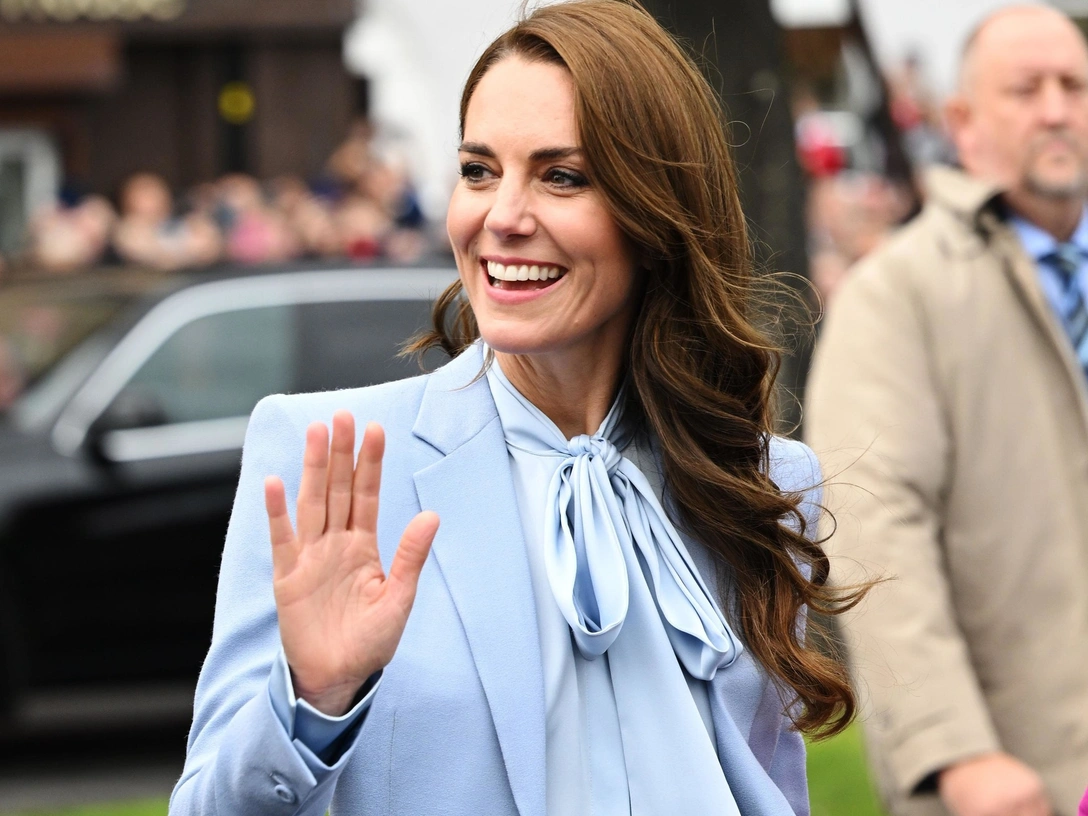 Кэтрин, принцесса Уэльская, во время визита в молодежную благотворительную организацию в Каррикфергусе, Северная Ирландия, 6 октября 2022 | marieclaire.ru