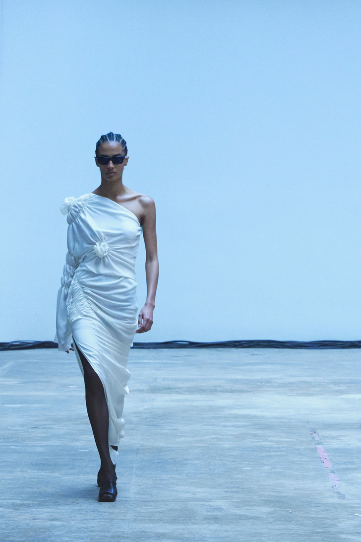 Платья с узлами, драпированные мини-юбки и идеальные косухи в новой коллекции Khaite, вдохновленной фильмом Полански