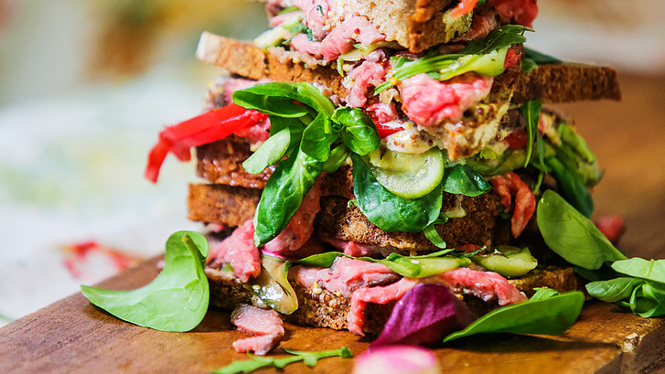 «Не хлебом единым»: как быстро приготовить вкусный сэндвич