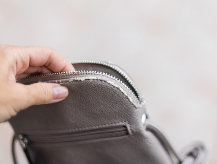 6 деталей сумки, которые выдают в вас бедную женщину — скорее проверьте свою