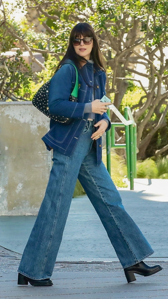 Деним снова в моде: Дакота Джонсон в стильном джинсовом тотал-луке — попробуйте его повторить
