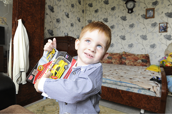 Малыш очень радовался подаркам | Источник: Сергей Миланский