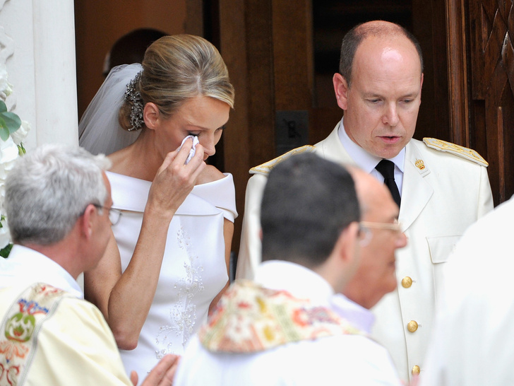 Слезы на свадьбе и внебрачные дети: 13 самых странных (и нездоровых) моментов брака княгини Шарлен и князя Альбера II