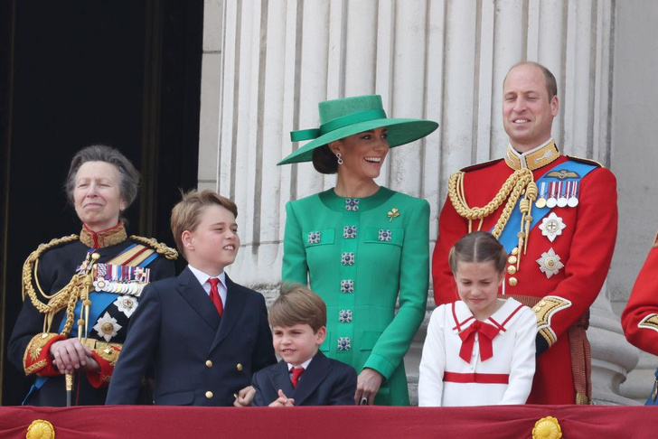 Любимые туфельки и платье «морячки»: принцесса Шарлотта на параде в честь дня рождения короля