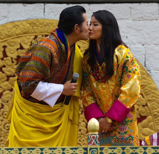 Дракон и его голубка: как король Бутана ждал любимую 15 лет и отказался быть многоженцем