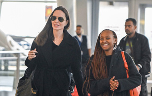 «Вся в черном, заплаканная и бледная»: Анджелина Джоли прикрывается очками в аэропорту, улетая в Нью-Йорк