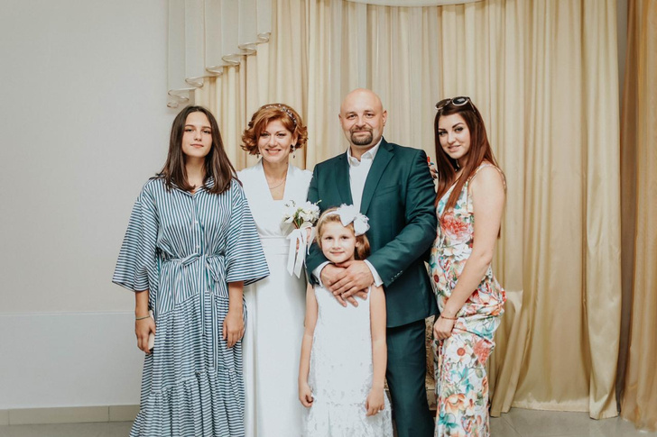 Елена и Илья вместе с семьей