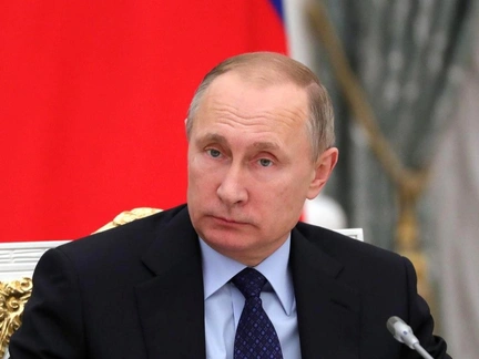 Владимир Путин поручил досрочно выплатить родителям по 10 тысяч на детей-школьников