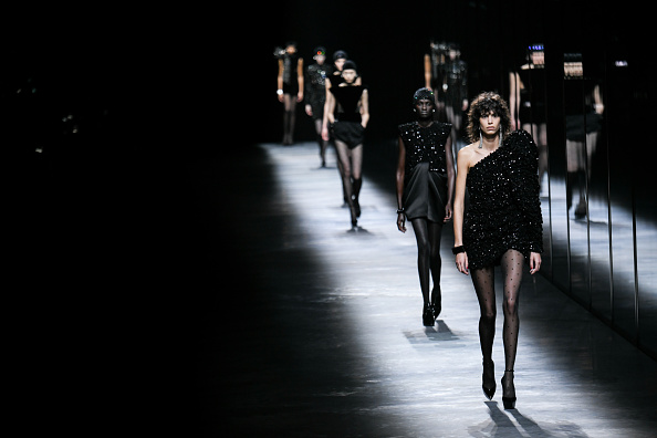 Фото №1 - Объемные плечи, неоновые платья и Катрин Денев на шоу Saint Laurent