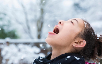 Почему опасно ловить языком снежинки во время снегопада? Мы спросили токсиколога