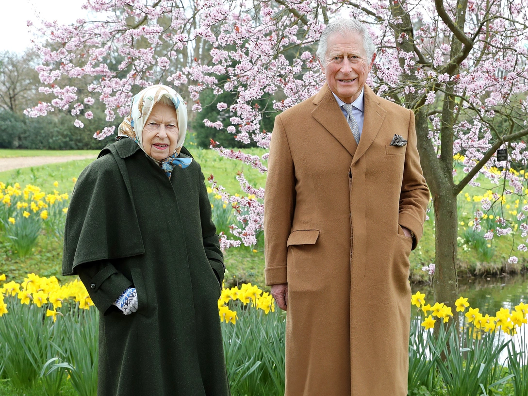 Елизавета II и принц Чарльз в садах Фрогмора, 23 марта 2021 | marieclaire.ru