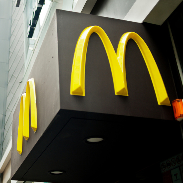 Официальное приложение «Макдоналдса» в России изменило название (и нет, не на «Весело и вкусно»)