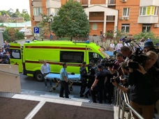 Больной Михаил Ефремов не держится на ногах: видео у здания суда