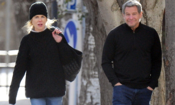 Модный бомж-стиль: Николь Кидман надела старый свитер и сумку Saint Laurent за 340 тысяч рублей — рассмотрите ее!