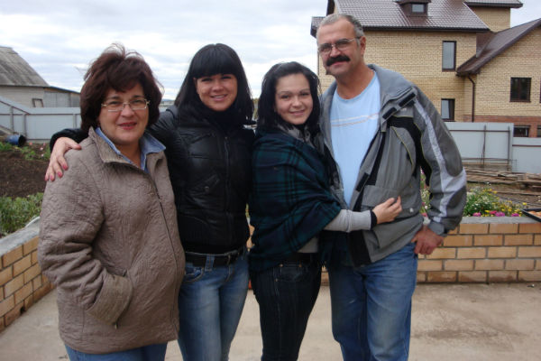 Семья Безе за месяц до трагедии  (слева направо): Наталья, Марина,  Ирина и Виктор. 2009 г.