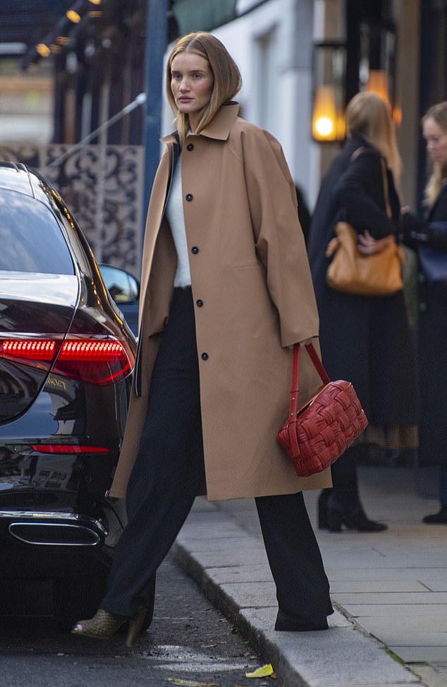 Что носят самые стильные девушки Лондона? Роузи Хантингтон-Уайтли в свободном бежевом тренче и с красной сумкой гуляет по Челси