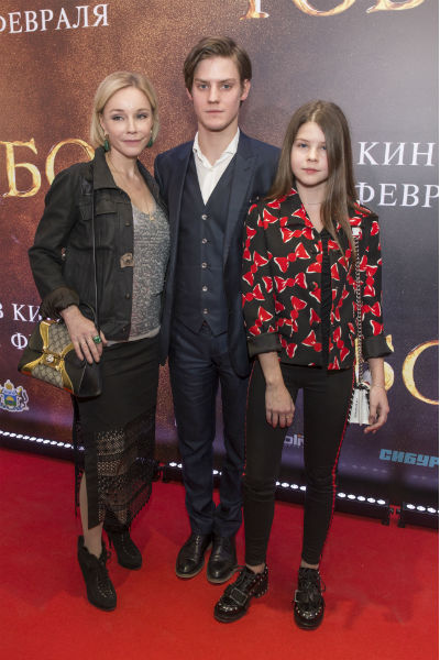 Павел Табаков с мамой Мариной Зудиной и сестрой Машей