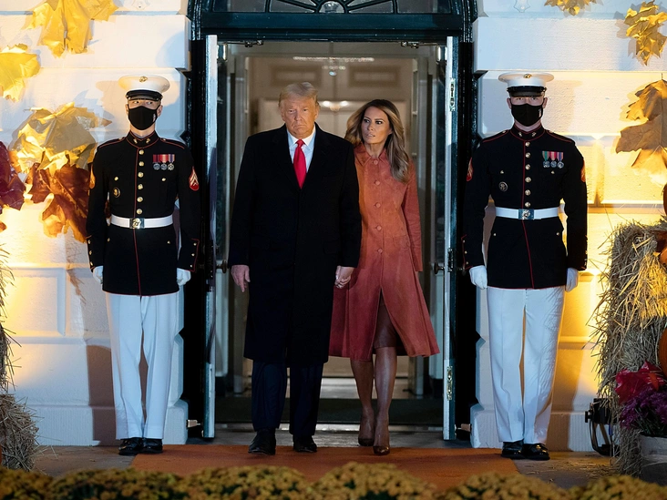 Президент Дональд Трамп и первая леди Мелания Трамп на южной лужайке Белого дома на Хэллоуин, 25 октября 2020