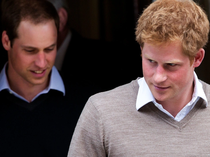 Принцы Уильям и Гарри покидают больницу Эдуарда VII после посещения своего деда, принца Филиппа, 8 июня 2012