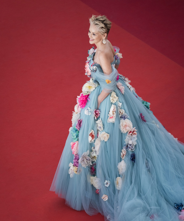 Из райского сада: Шэрон Стоун в платье, усыпанном бутонами роз, на Каннском кинофестивале