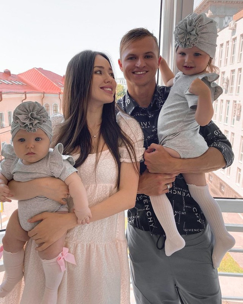 Дмитрий и Анастасия Тарасовы с детьми