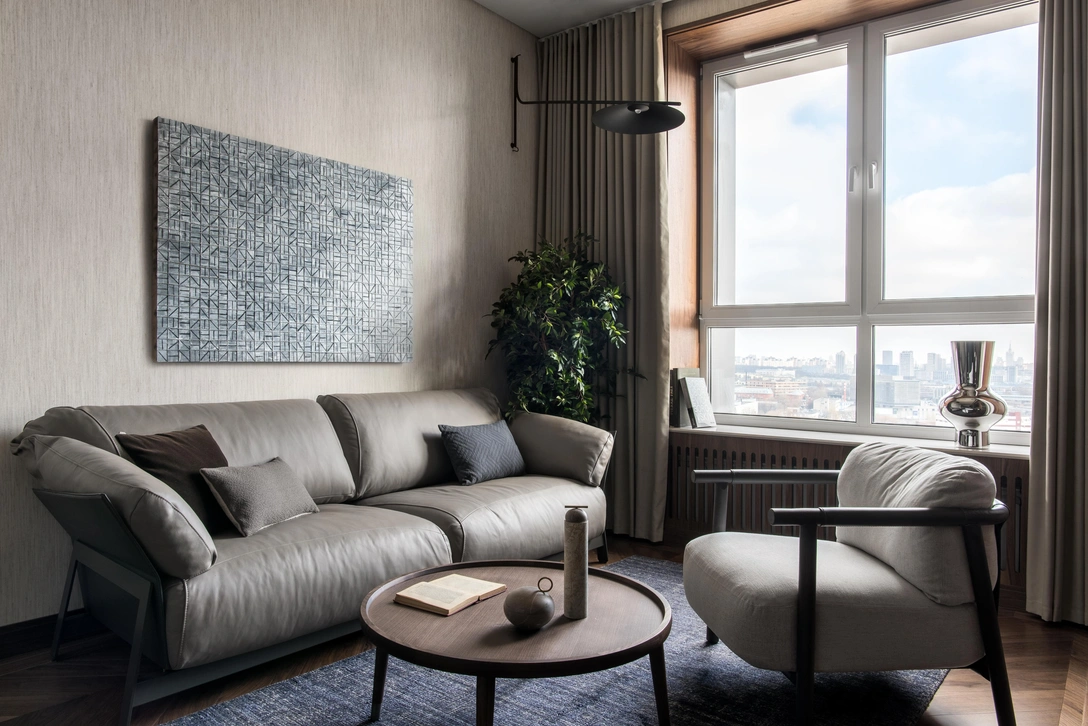 Гостиная. Диван и кресло, Ditre Italia. Светильник, Penta. Картина Николая Моргунова, Art & Brut Gallery. Подушки, Ateliertati. Ковер, Le Kovёr. Дерево, Treez Collection. | Источник: Ольга Мелекесцева. стиль: Екатерина Яковлева и Дарья Ишкараева