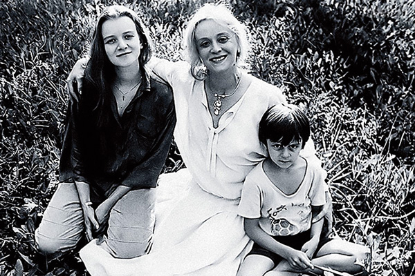 Анна и Александр Тереховы часто сопровождали свою знаменитую маму на съемках, середина 80-х