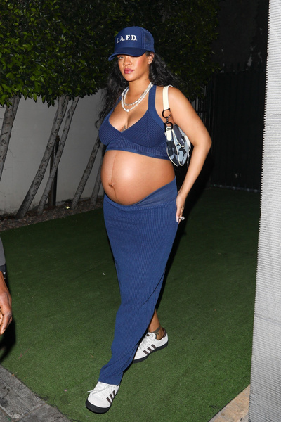 Ждем второго: 10 самых стильных образов Рианны во время первой беременности