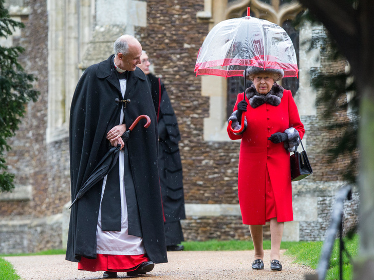 Никто не притронется: почему Королева никогда не позволяла держать свой зонт