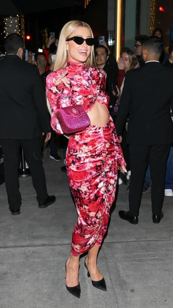 Пэрис Хилтон показала, как выглядит самое модное платье весны 2023 — с вырезами и сборкой | marieclaire.ru