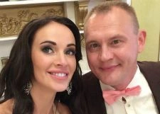 Жена Степана Меньщикова показала округлившийся животик в бикини