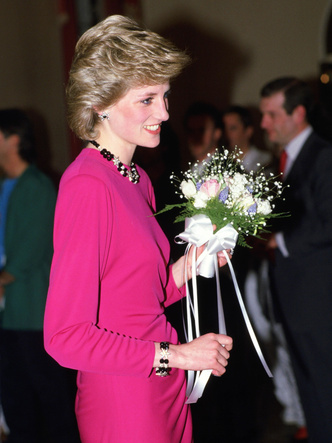 Фото №32 - От персикового до фуксии: как принцесса Диана носила розовый цвет (и почему он ей так шел)