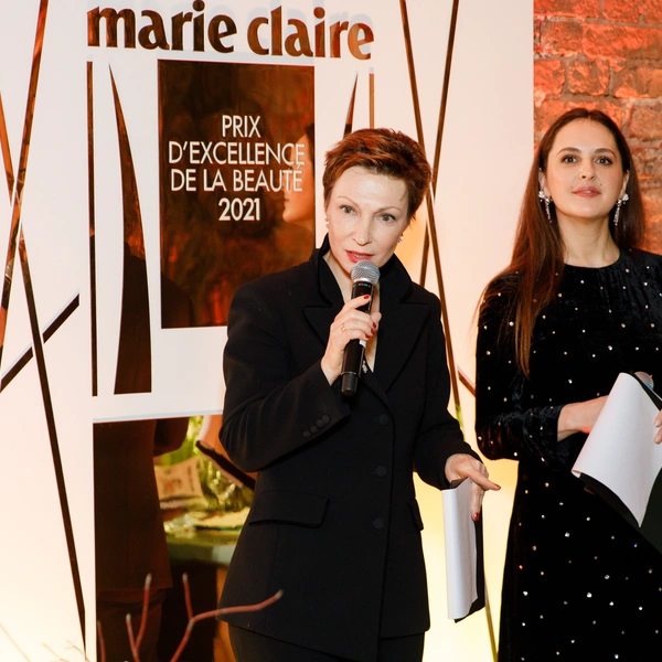 Ведущие церемонии Анастасия Харитонова (Marie Claire) и актриса Мария Шумакова.