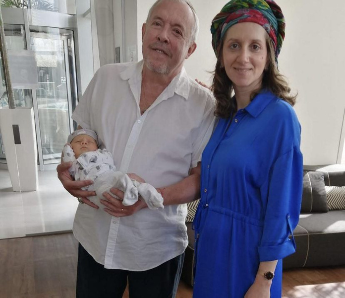 Первый снимок 68-летнего Андрея Макаревича с женой и новорожденным сыном из клиники