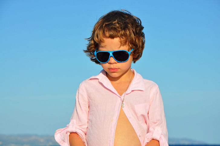 Ребенок в солнцезащитных очках