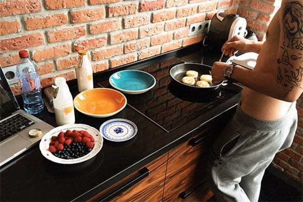 Мужчина с голым торсом проводит на кухне Алены Водонаевой уже не первое утро
