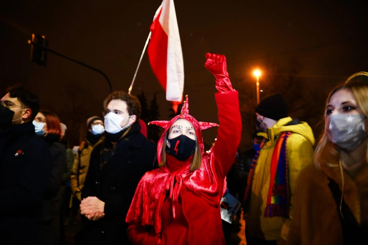 Польшу снова захлестнули митинги после вступления запрета на аборты