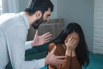 «Муж бросил мне под ноги тряпку и сказал, чтобы занималась тем, на что способна. Разводиться?»