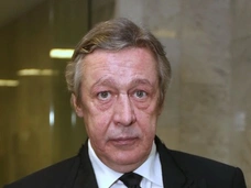 Перенесшего инсульт Михаила Ефремова доставили в суд