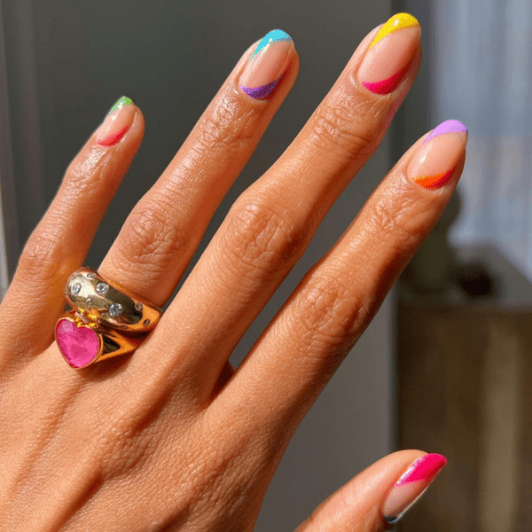 Неоновый маникюр: 10 самых трендовых дизайнов ногтей на лето 2022