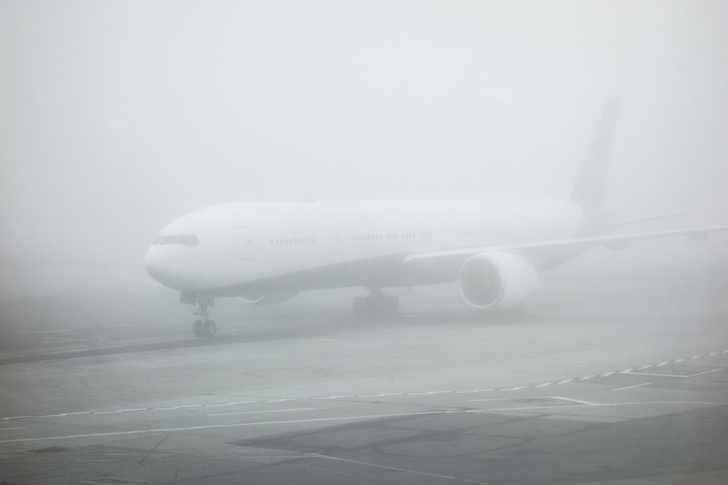 На земле туман тоже не добавляет безопасности — даже с учетом того, что перед самолетом обычно едет автомобиль сопровождения