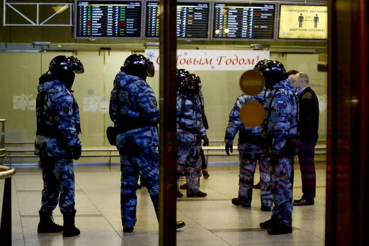 Смена аэропорта, десятки задержанных и Ольга Бузова: как Навальный летел из Берлина в Москву